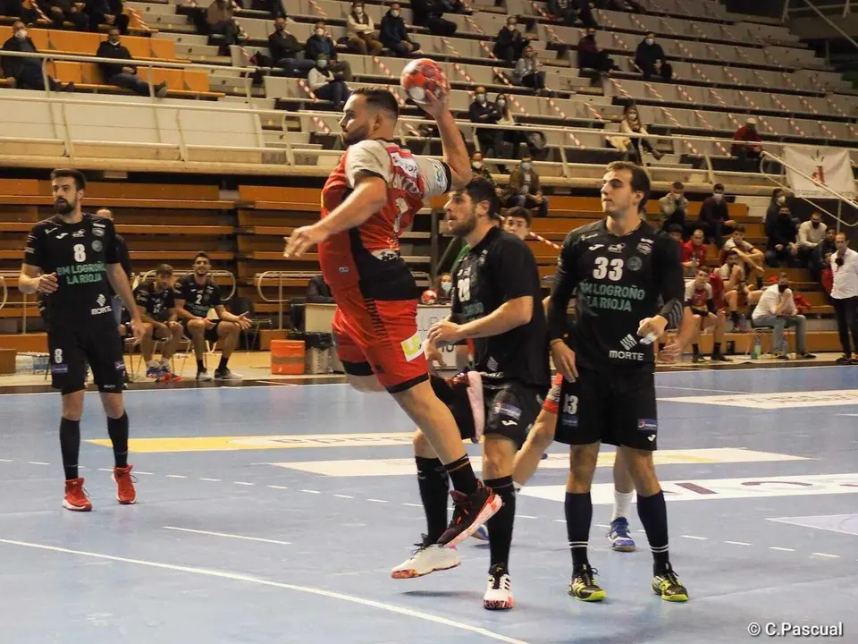 Montoya, en otro grran partido del pivote como el resto del equipo, se dispone a finalizar una acci&oacute;n contra Logro&ntilde;o. Foto: C.Pascual