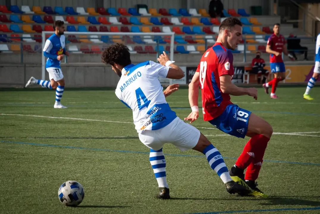 Casi y Marrufo pugnan por un bal&oacute;n en el Tarazona - Ejea Foto: Ra&uacute;l L&oacute;pez Navarro