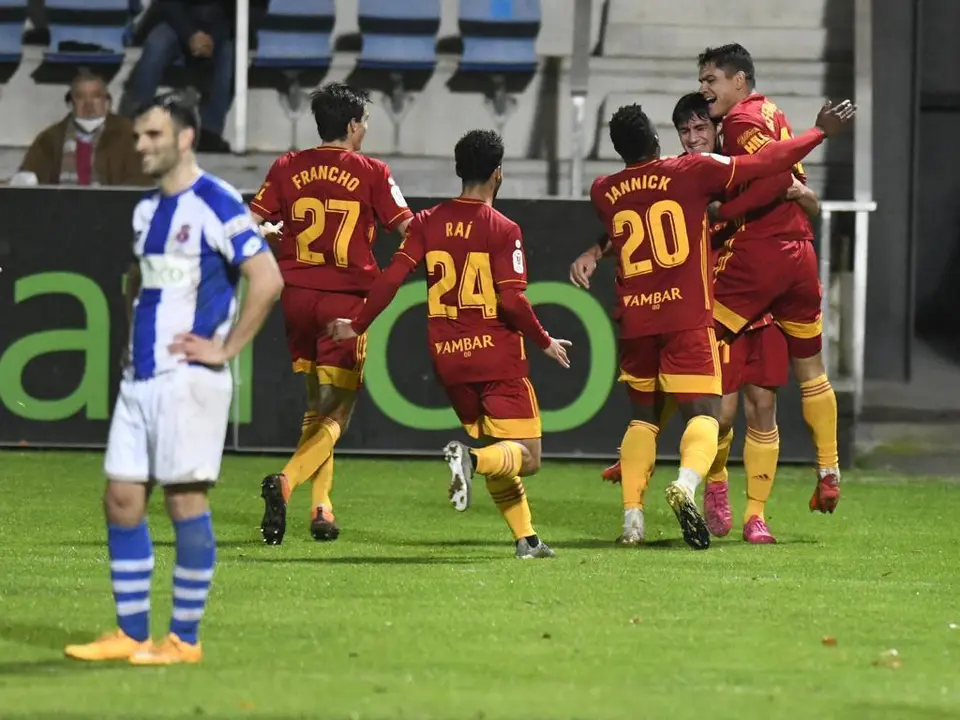 Iv&aacute;n Az&oacute;n celebra con sus compa&ntilde;eros su primer gol como zaragocista en Copa del Rey. Foto: Real Zaragoza