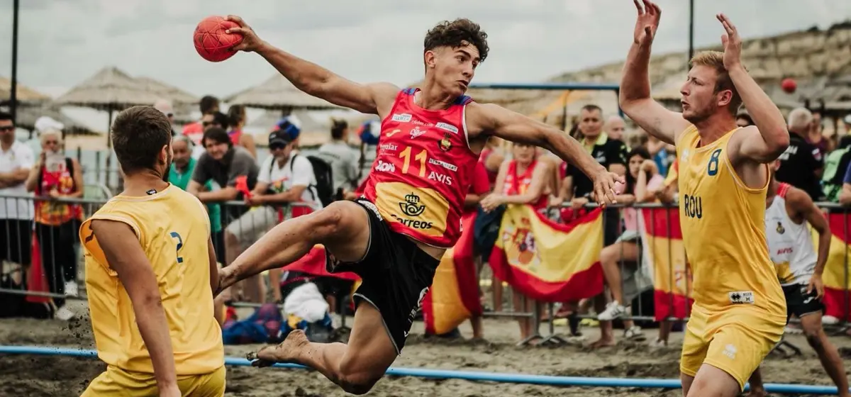 Sergio P&eacute;rez define en una jugada con los Hispanos de la arena. Foto: Cedida