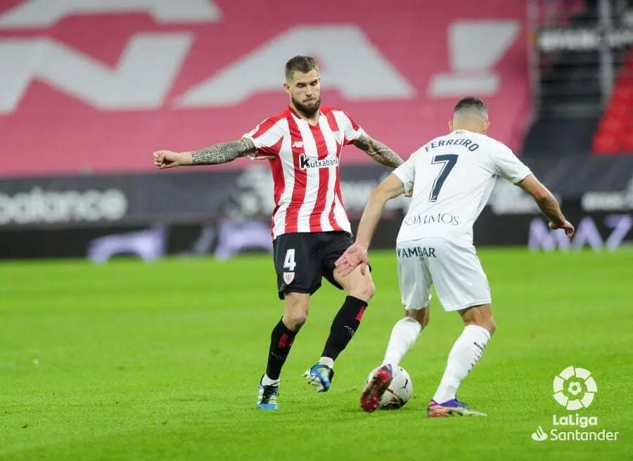 Ferreiro con el bal&oacute;n en San Mam&eacute;s. | Foto: LaLiga