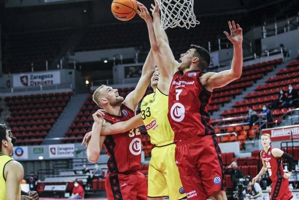 Barreiro y Hlinason, ante Bruinsma en el partido de la semana pasada. Foto: Esther Casas/FIBA