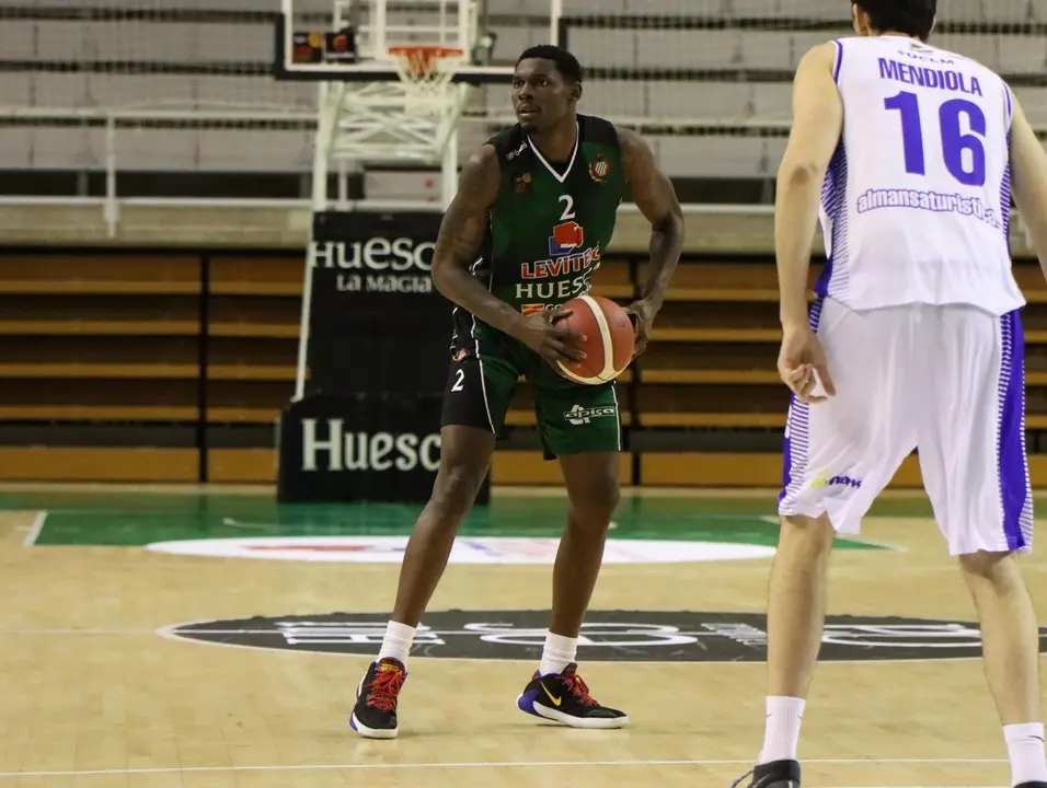 Omogbo con la camiseta del Levitec Huesca. | Foto: CB Pe&ntilde;as