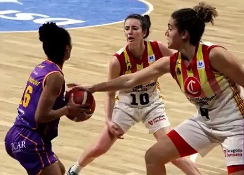 Nicholls y Ayuso, en una acci&oacute;n defensiva. Foto: CB Clarin&oacute;s