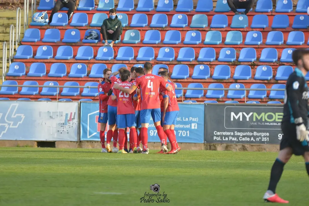 El CD Teruel celebrando un gol | Foto: Pedro Sabio