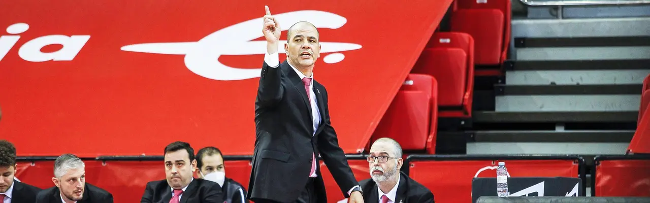 El entrenador del Casademont Zaragoza, Sergio Hern&aacute;ndez, da indicaciones a sus jugadores en pista. Foto: Casademont Zaragoza