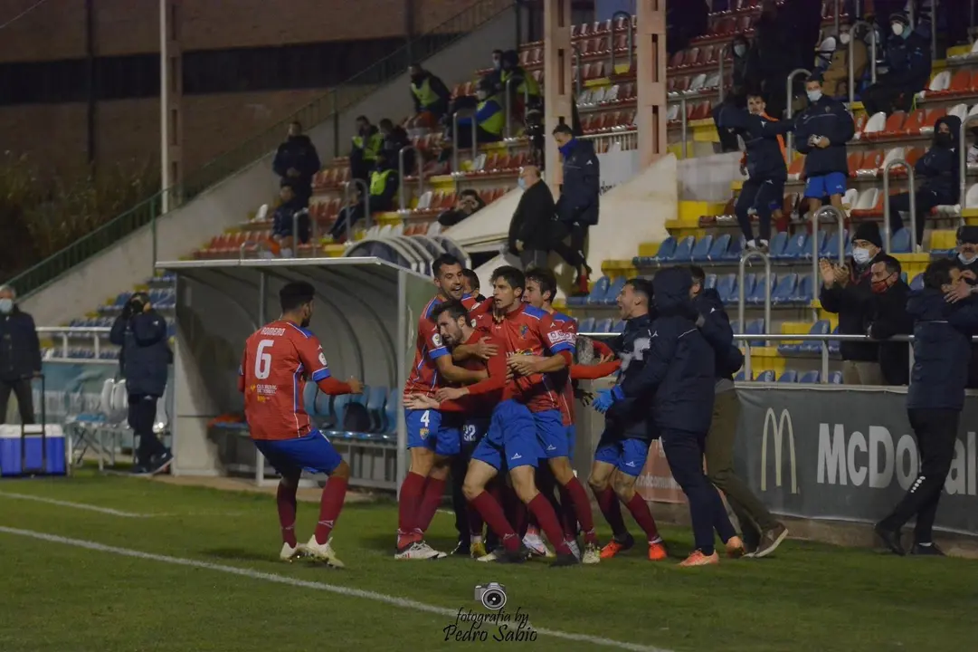 El equipo celebrando el ag&oacute;nico gol de Adri&aacute;n Hern&aacute;ndez. | Foto: Pedro Sabio