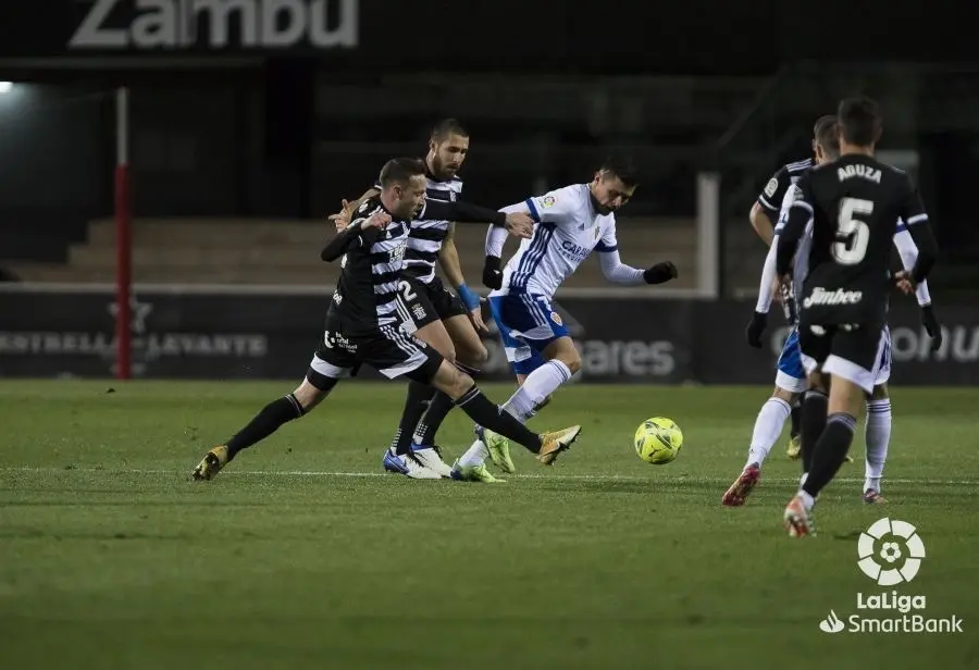 Juanjo Narv&aacute;ez rodeado de jugadores del FC Cartagena. Foto: LaLiga SmartBank