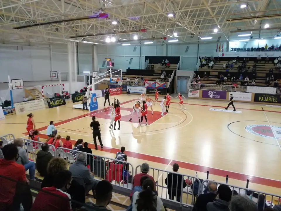 El partido se disputa con p&uacute;blico en Bembibre. Foto: @CBBembibrePDM