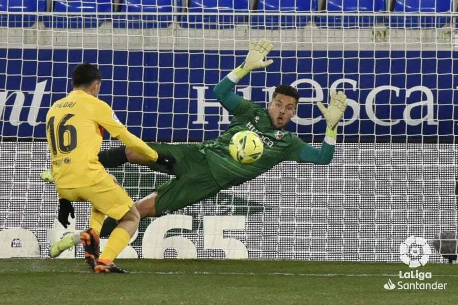 Alvaro en la jugada que sac&oacute; un bal&oacute;n casi imposible a Pedri. Foto: LaLiga