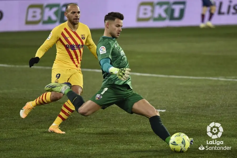 &Aacute;lvaro saca el bal&oacute;n ante la presi&oacute;n del Bar&ccedil;a. | Foto: LaLiga