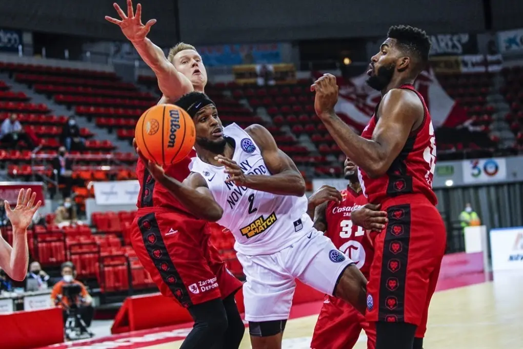 Benzing y Thompson defienden a Shepherd en el duelo de ida. Foto: Esther Casas/FIBA