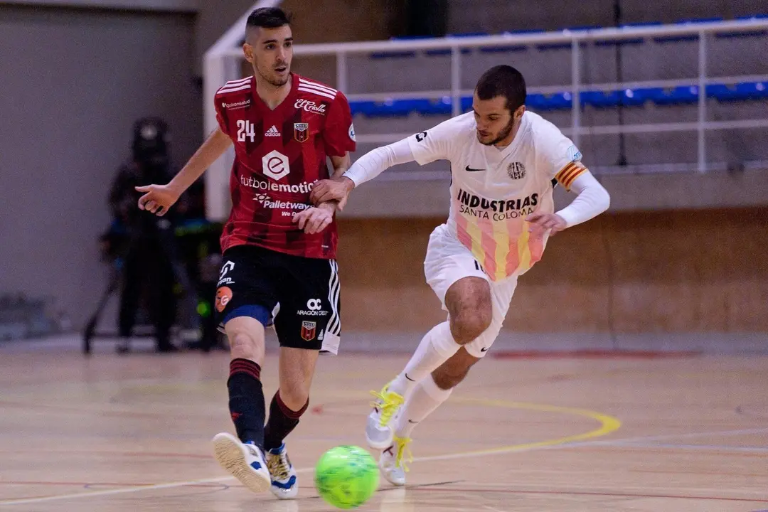 Adri Ortego conduce el bal&oacute;n. Foto: Santa Coloma