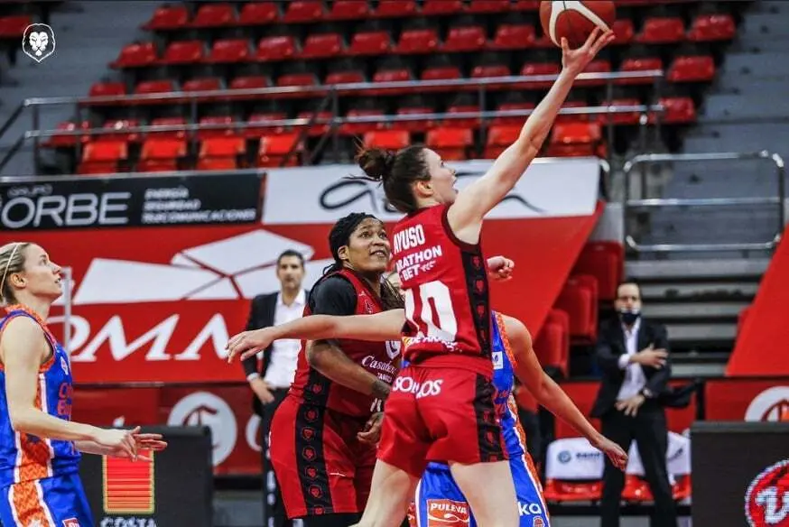 Aina Ayuso, en el partido ante Valencia Basket. Foto: Esther Casas/Casademont Zaragoza