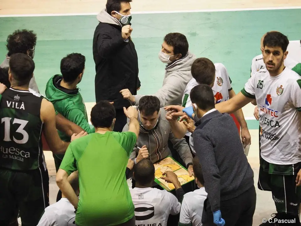 David G&oacute;mez se dirige a sus hombres en un tiempo muerto. Foto: C. Pascual