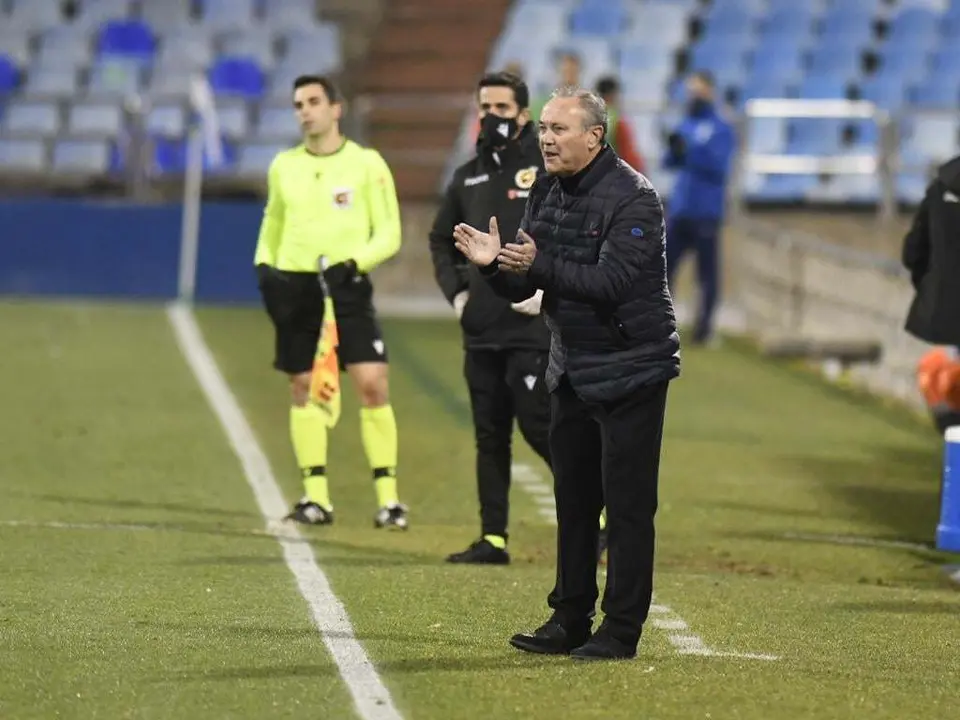 Juan Ignacio Mart&iacute;nez aplaude a sus jugadores desde el &aacute;rea t&eacute;cnica. Foto: Real Zaragoza
