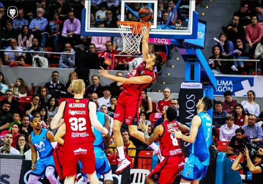 Brussino se cuelga del aro ante Estudiantes la temporada pasada. Foto: Esther Casas/Casademont Zaragoza