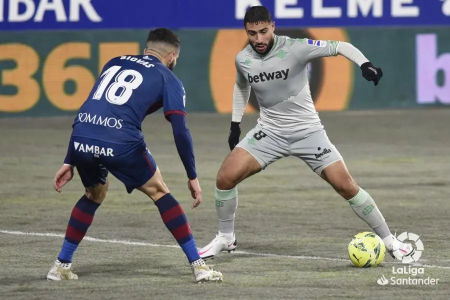 Fekir encara a Siovas en el &uacute;ltimo duelo. | Foto: LaLiga