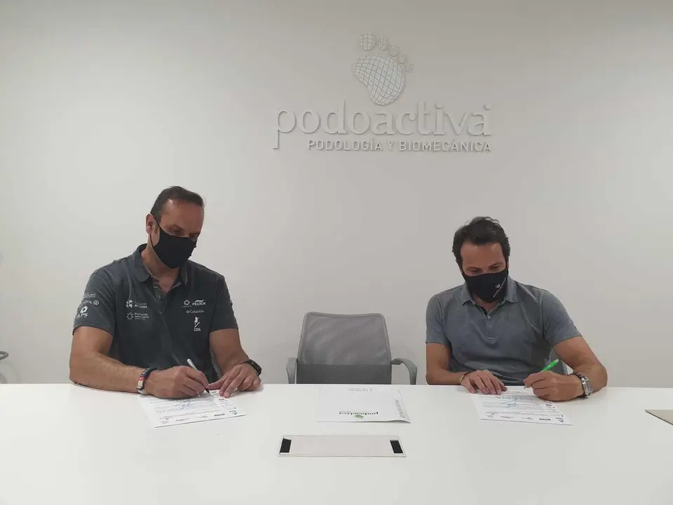 Un momento de la firma que pone en marcha el convenio de colaboraci&oacute;n entre Podoactiva y el CDIA. Foto: Cedida