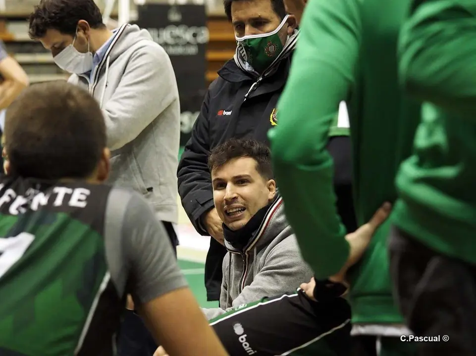 David G&oacute;mez, en un tiempo muerto contra Canoe quiere tambi&eacute;n la victoria contra Girona. Foto: C.Pascual