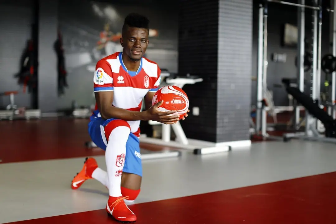 Ramon Azeez en su presentaci&oacute;n como nuevo jugador del Granada CF. Foto: @AzeezRamon12
