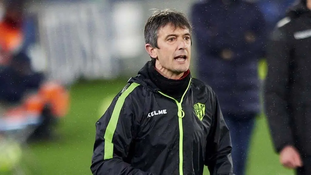 Pacheta, en la imagen, en su debut en el banquillo del Huesca. Foto: LaLiga