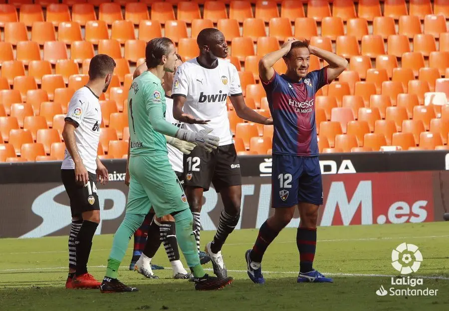 Okazaki lament&aacute;ndose de una oportunidad en Mestalla. | Foto: LaLiga