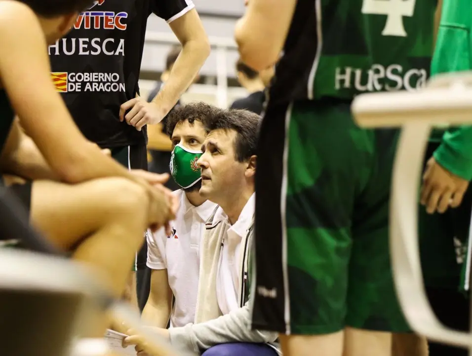 Lanau, en primer plano, en un tiempo muerto del Levitec Huesca, se estrena este viernes como primer entrenador. Foto: CB Pe&ntilde;as