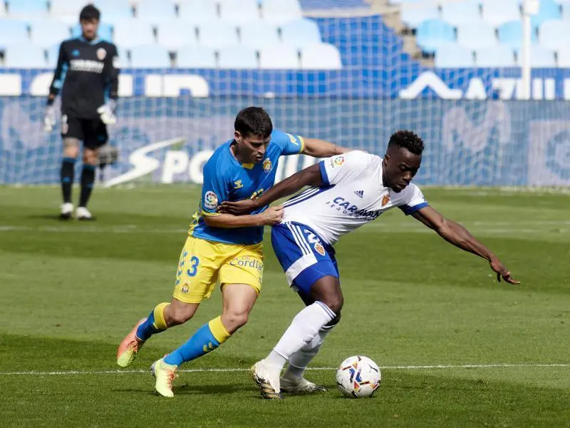 Jannick Buyla pelea un bal&oacute;n en el primer partido de Liga ante la UD Las Palmas. Foto: Tino Gil / Real Zaragoza