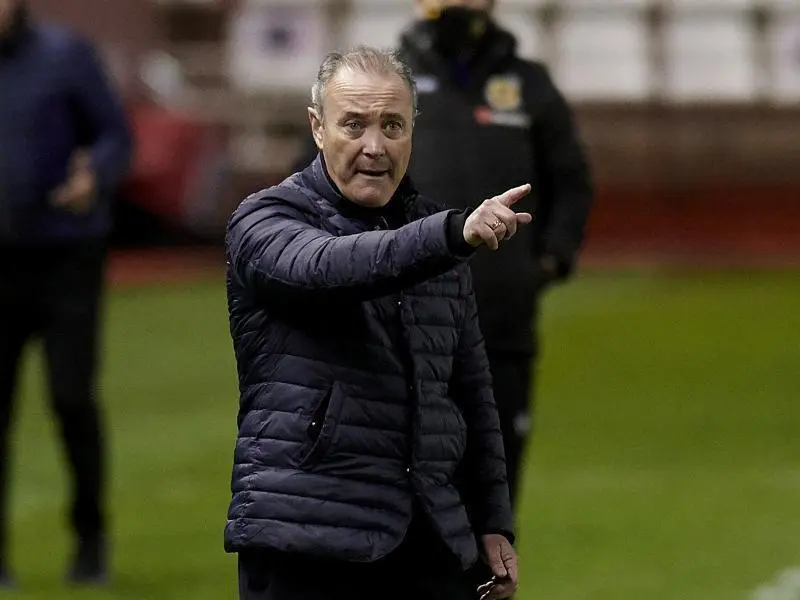 JIM da indicaciones a sus jugadores en el Carlos Belmonte. Foto: Tino Gil / Real Zaragoza