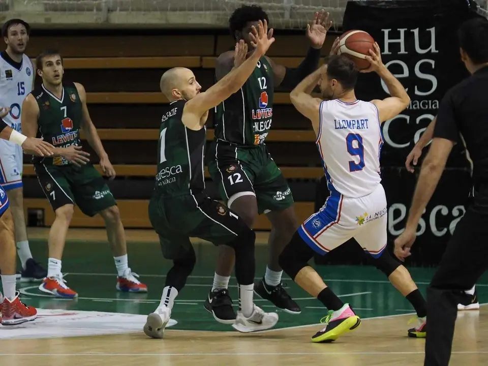 Mackenzie, defendiedo al ex de Basket Zaragoza, Pedro Llompart. Foto: C. Pascual