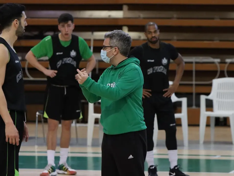 &Oacute;scar Lata, en su primer entrenamiento con el Pe&ntilde;as. Foto: CB Pe&ntilde;as