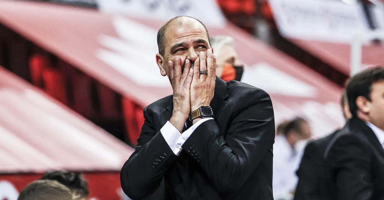Sergio Hern&aacute;ndez, pensativo, durante un partido. Foto: Casademont Zaragoza