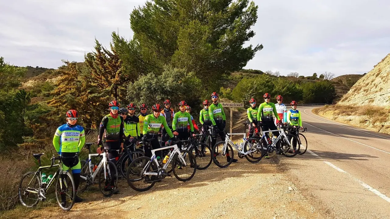 Ciclistas del CC Oscense en la Ruta Orwell. Foto: CC Oscense