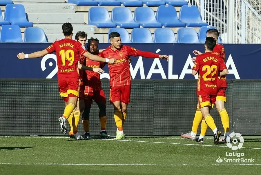 Igbekeme adelanta al Real Zaragoza en La Rosaleda en el minuto 11. Foto: LaLiga SmartBank