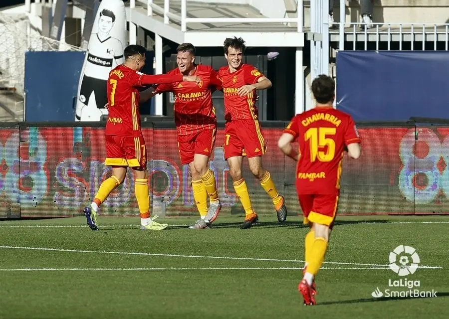Vigaray celebra el 0-2 junto a Narv&aacute;ez y Francho Serrano. Foto: LaLiga SmartBank