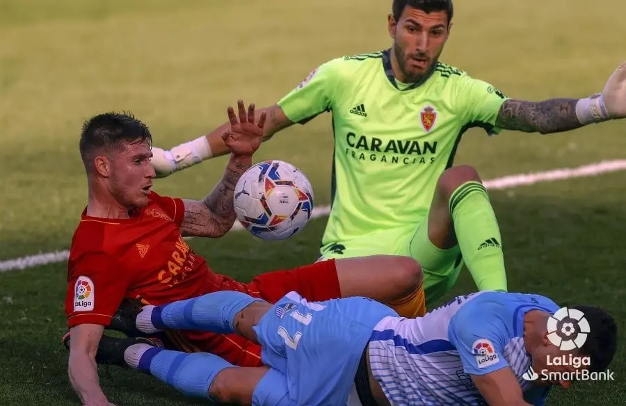 Rat&oacute;n defiende un bal&oacute;n frente al M&aacute;laga. Foto: LaLiga SmartBank
