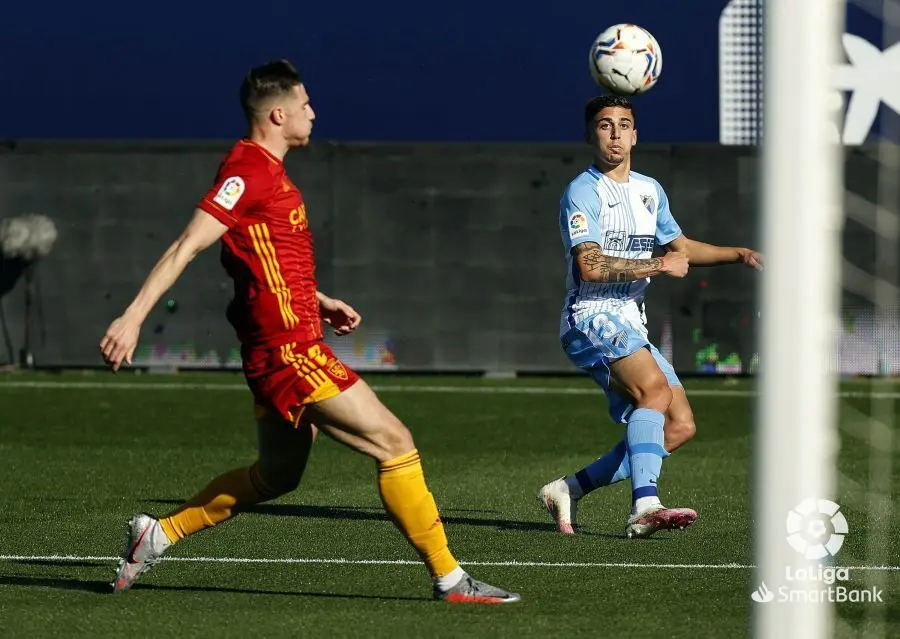 Vigaray ante el esf&eacute;rico en La Rosaleda. Foto: La Liga
