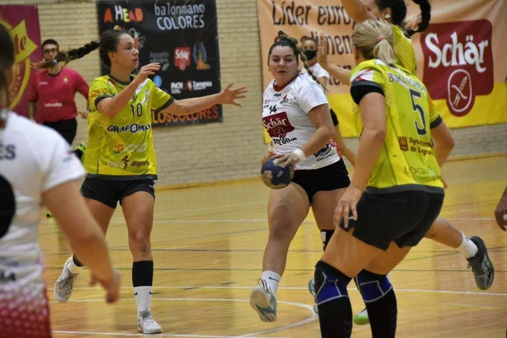 Laura Bazco avanza con la posesi&oacute;n. Foto: C. Palacios
