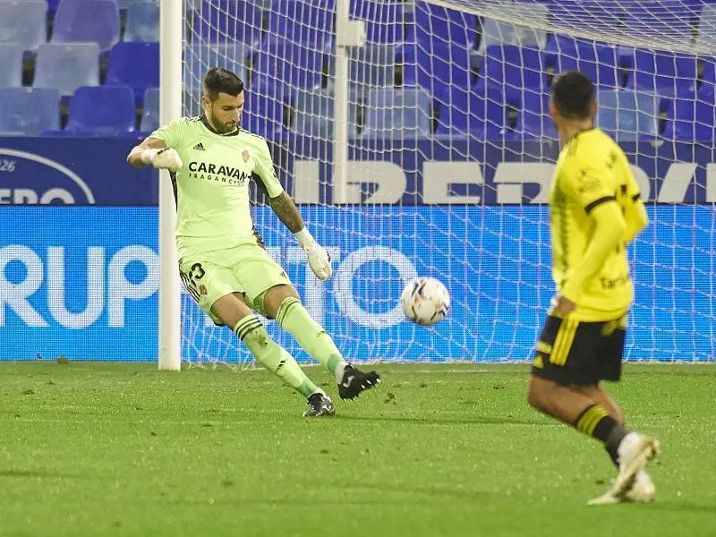 &Aacute;lvaro Rat&oacute;n fue titular en el debut de Iv&aacute;n Mar&iacute;tnez ante el Real Oviedo. Foto: Real Zaragoza