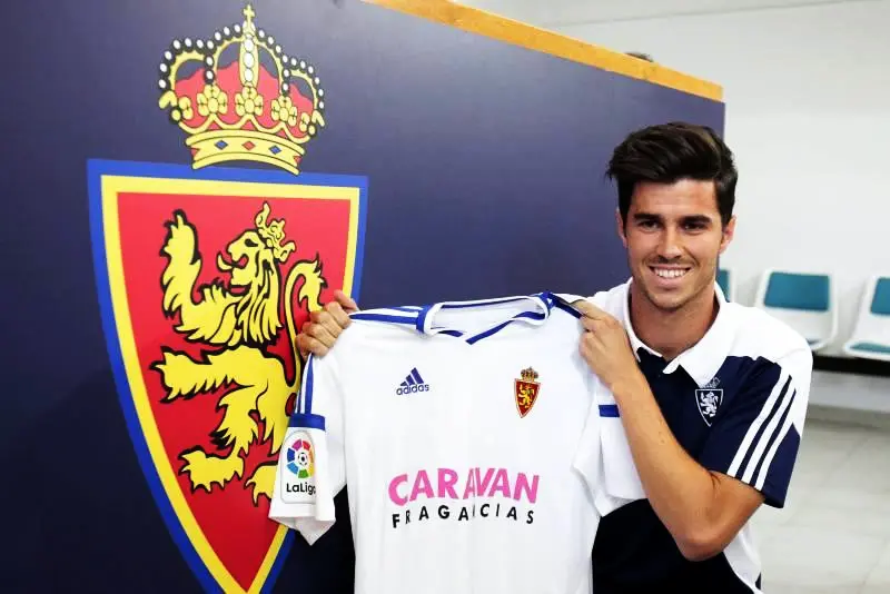 Edu Garc&iacute;a en su presentaci&oacute;n como jugador del Real Zaragoza | Foto: El Peri&oacute;dico de Arag&oacute;n