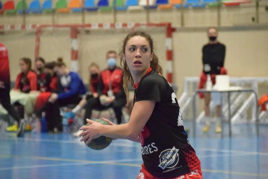 Alba Rubio lanzando un penalti. | Foto: Noem&iacute;
