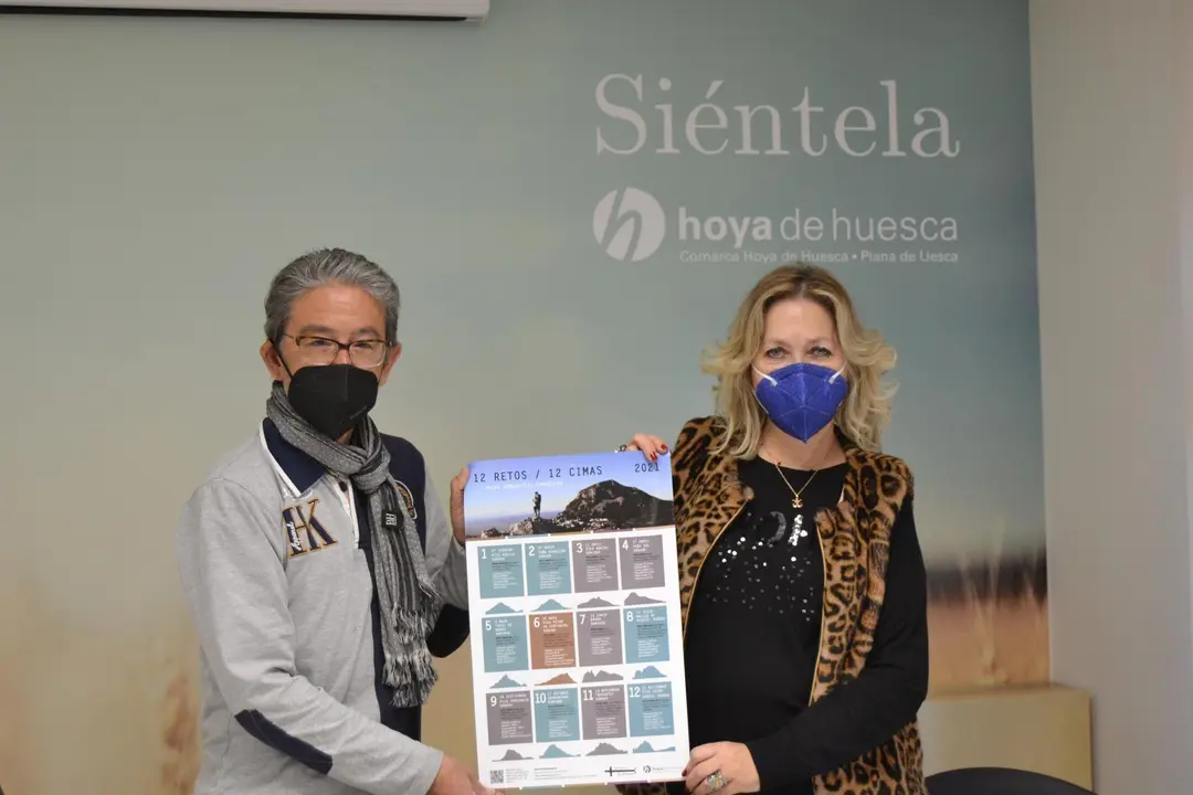Antonio Rico y Beatriz Calvo con el cartel de los 12 retos/12 cimas. Foto: Sportaragon