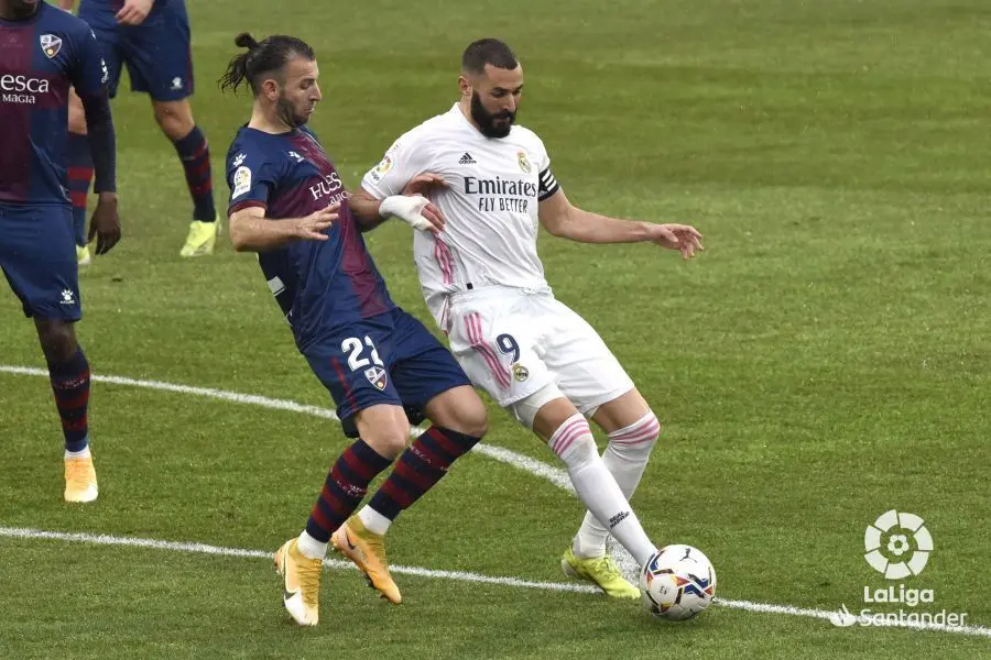Gast&oacute;n Silva tratando de frenar a Benzema. | Foto: LaLiga