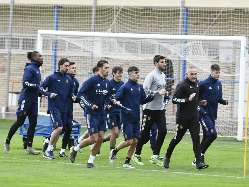 Jair y Franc&eacute;s se ejercitan junto a sus compa&ntilde;eros en un entrenamiento en la Ciudad Deportiva. Foto: Real Zaragoza