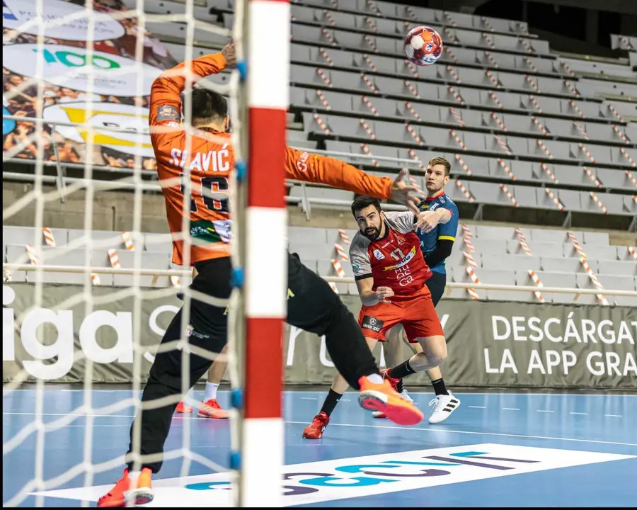 Alex Marcelo lanza a la porter&iacute;a de Sladic en el primer acto del Bada Huesca - Le&oacute;n. Foto: Andrey Sapizhak