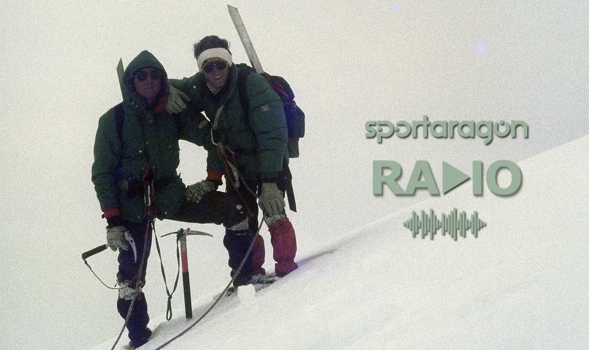 Fernando y Javier Garrido en la cima del Jankarurish, en la Cordillera Blanca de Per&uacute;. Foto: Cedida