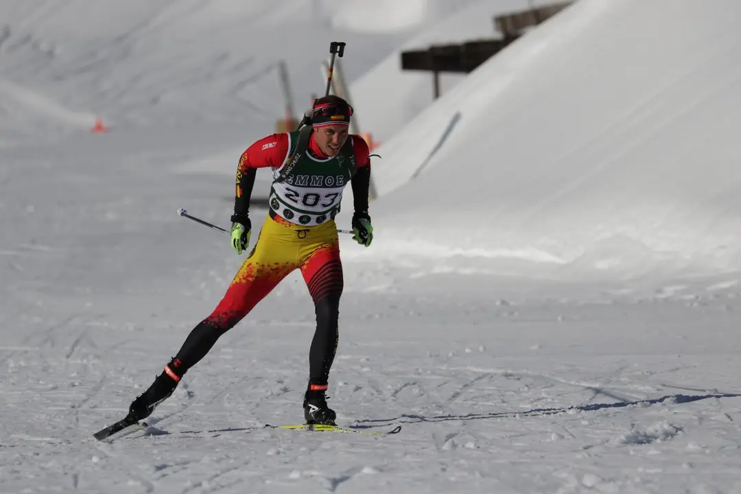 El cabo Piqueras durante una competici&oacute;n de biatl&oacute;n.  Foto: Cedida