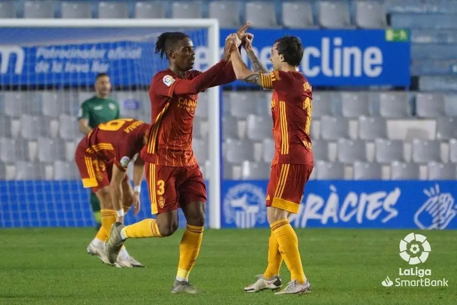 Jair celebra su gol en la Nova Creu Alta con Eguaras. Foto: LaLiga SmartBank
