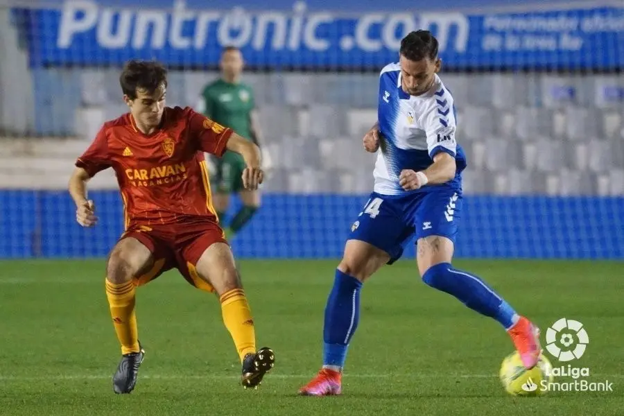 Francho Serrano en una jugada con &Aacute;lvaro V&aacute;zquez en la Nova Creu Alta. Foto: LaLiga SmartBank
